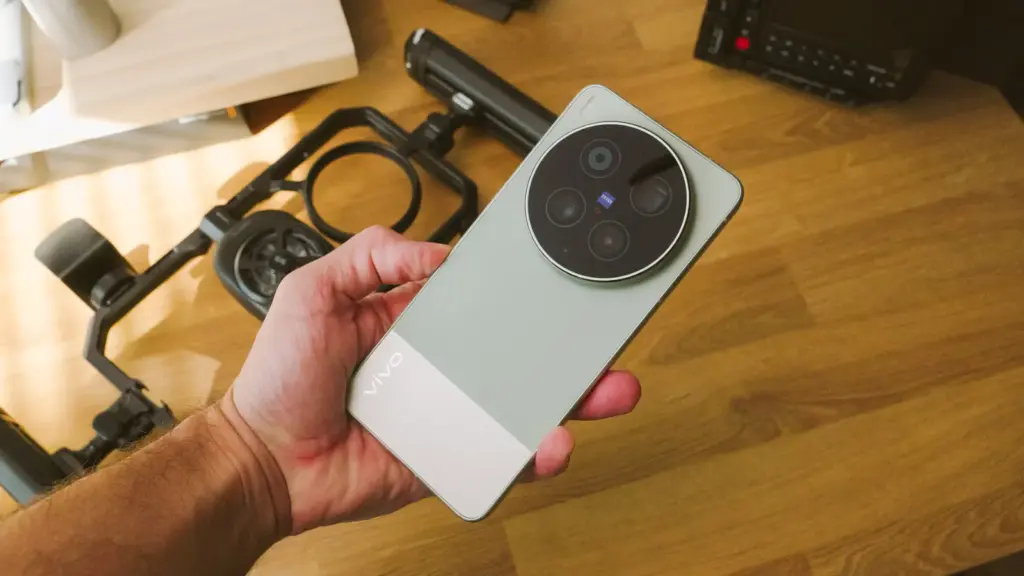 Обзор Vivo X300 Ultra - лучшая мобильная камера 2026 года diseno y camaras vivo x300 ultra